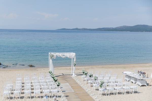wedding at the beach by Avaton Relais & Châteaux in Halkidiki